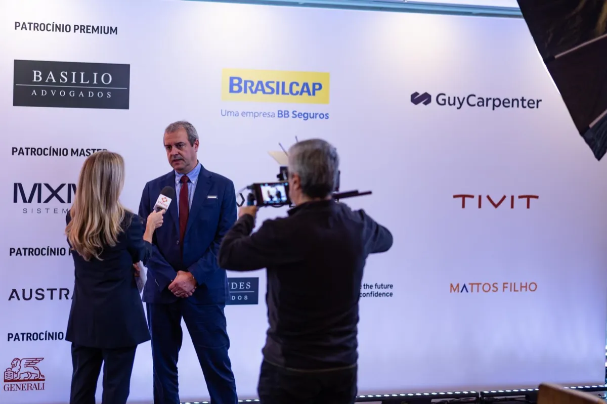 Entrevista em frente ao painel de patrocinadores